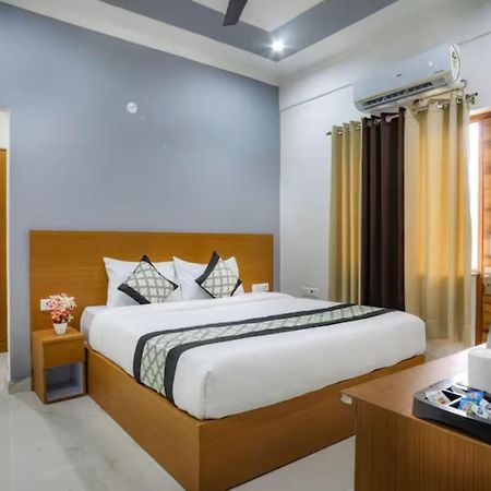 The Castle Blue Hotell Greater Noida Exteriör bild