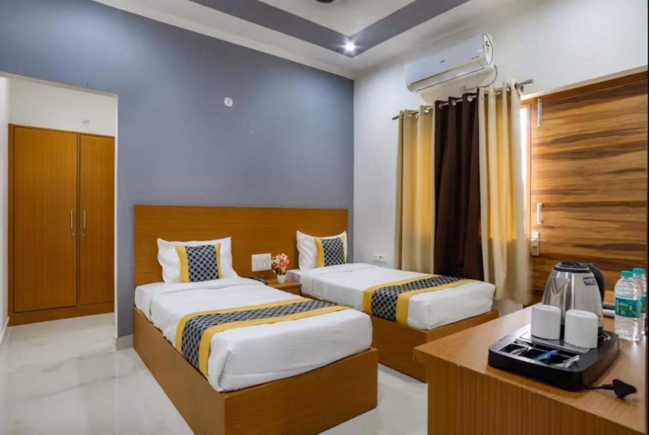 The Castle Blue Hotell Greater Noida Exteriör bild