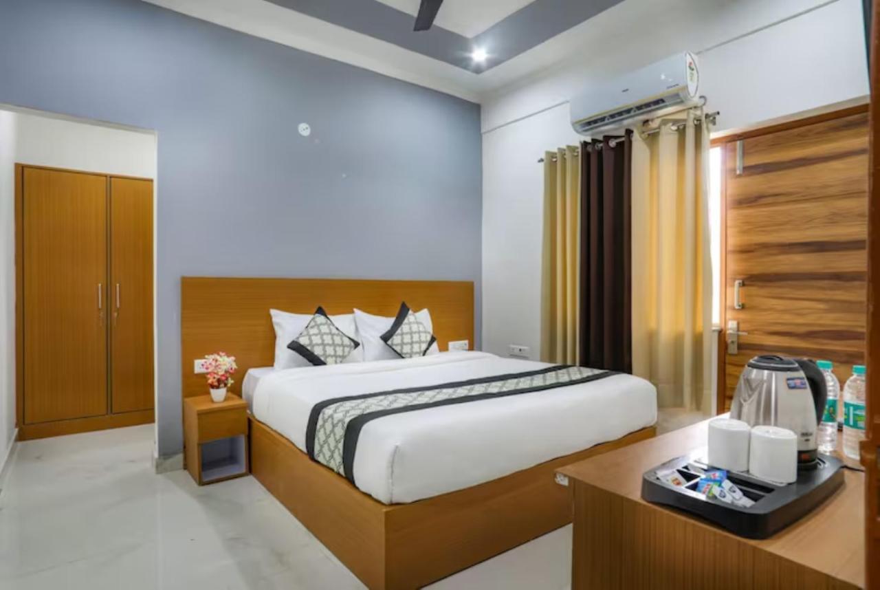 The Castle Blue Hotell Greater Noida Exteriör bild