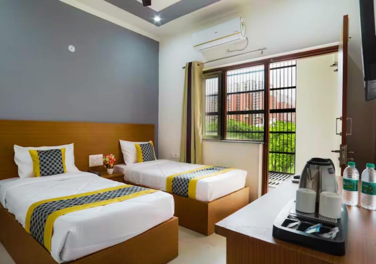 The Castle Blue Hotell Greater Noida Exteriör bild